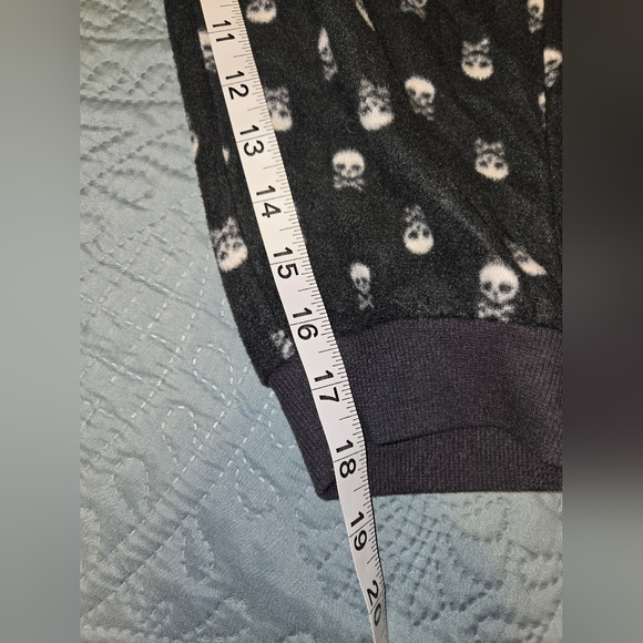 Hot Kiss Women's M Cropped Fleece Skull Joggers - Picture 9 of 11